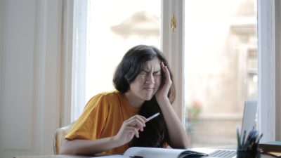 Gejala dan dampak ADHD yang terjadi pada orang dewasa. Foto: Pexels.com/Andrea Piacquadio