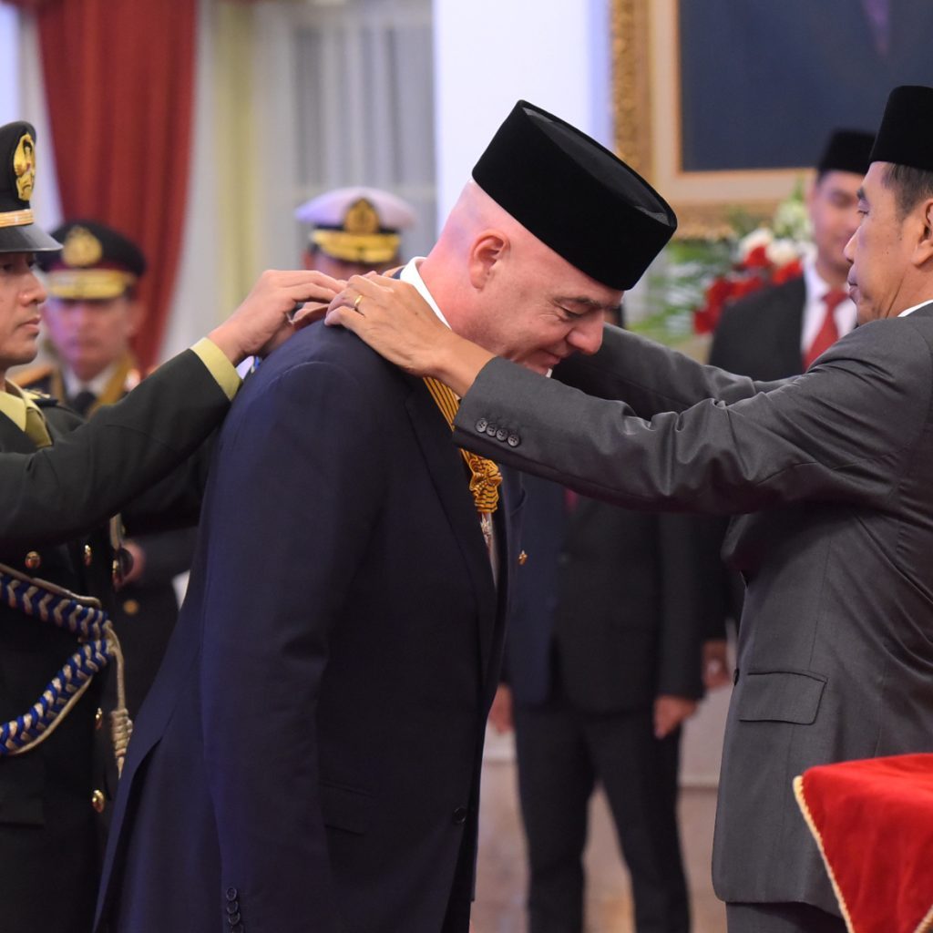 Terima Penghargaan dari Jokowi, Presiden FIFA: Ini Kehormatan
