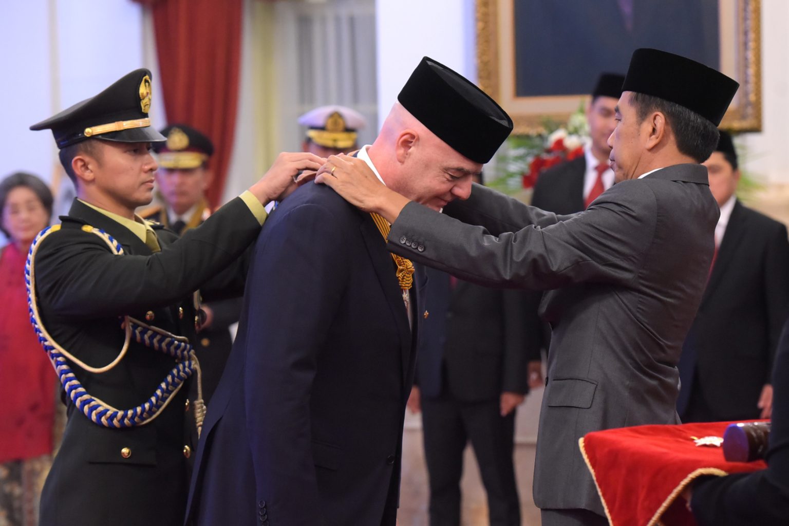 Presiden FIFA terima penghargaan dari Jokowi. Foto: Laman Sekretariat Kabinet RI