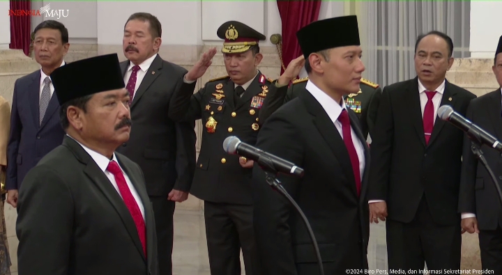 Jokowi melantik Menko Polhukam dan Menteri ATR/BPN baru di Istana Negara. Foto: Tangkapan layar YouTube Sekretariat Presiden