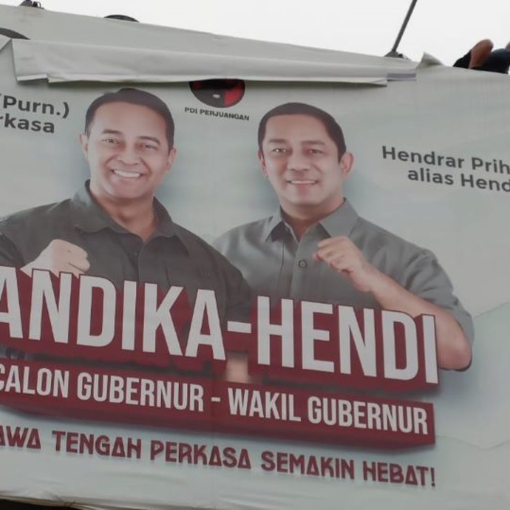 Tim gabungan saat membersihkan sejumlah APK di Kota Semarang, Minggu (24/11/2024). Foto: Istimewa