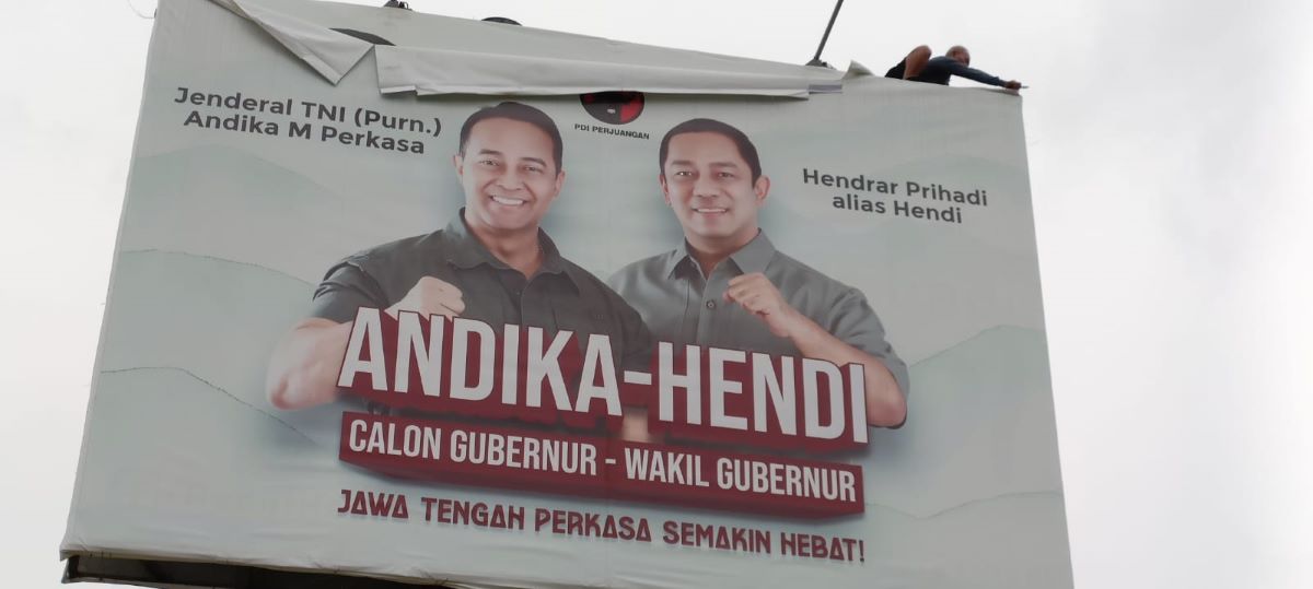 Tim gabungan saat membersihkan sejumlah APK di Kota Semarang, Minggu (24/11/2024). Foto: Istimewa