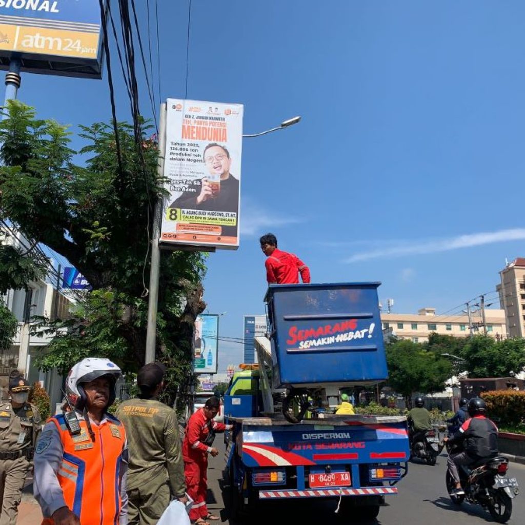 Bawaslu Kota Semarang Terus Lakukan Pembersihan APK hingga H-1 Pemilu 2024