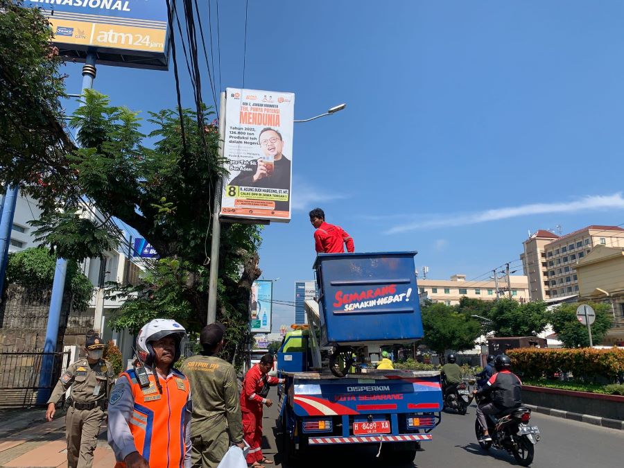 Bawaslu Kota Semarang bersama stakeholder terkait bersihkan APK. Foto: Dok. Alan Henry