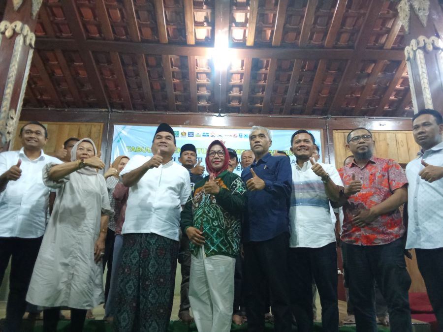 Konferensi pers paslon ASRI yang unggul sementara di Pilkada Blora 2024. Foto: Dok. Lilik Yuliantoro
