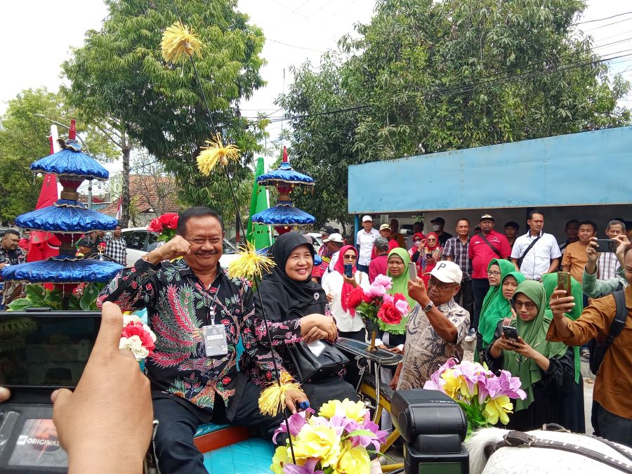 Abu Nafi dan Andika Adikrishna Gunarjo daftarkan diri ke KPU Blora. Foto: Dok. Lilik Yuliantoro