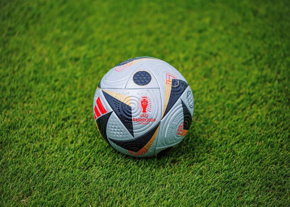 Bola resmi EURO 2024 untuk semifinal dan final. Foto: x.com/SEFutbol