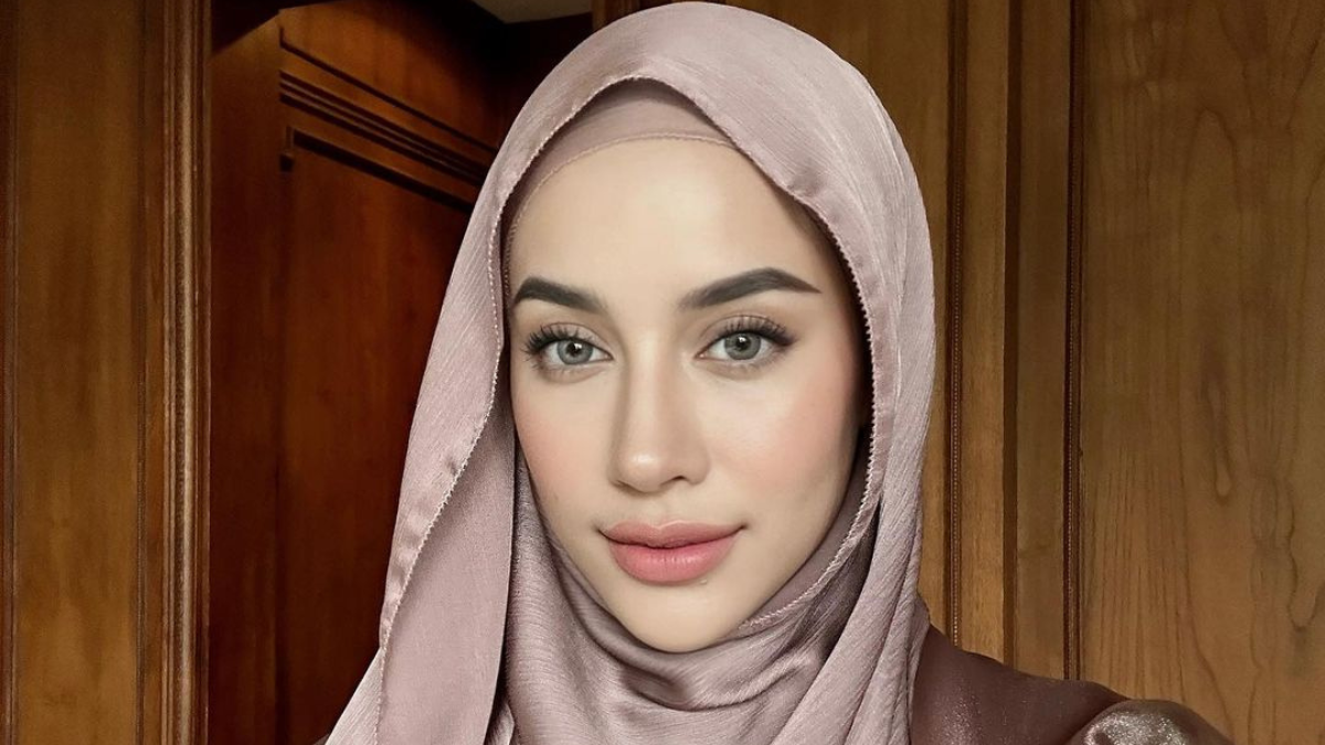 Aghnia Punjabi bantah dirinya kerap telat membayar pengasuh yang menganiaya anaknya. Foto: instagram.com/emyaghnia