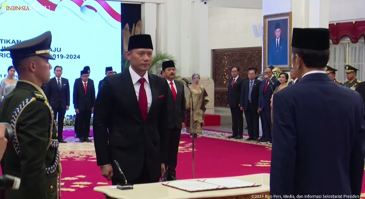 Jokowi beri sejumlah tugas kepada AHY usai dilantik sebagai Menteri ATR/BPN. Foto: Tangkapan Layar YouTube Sekretariat Presiden