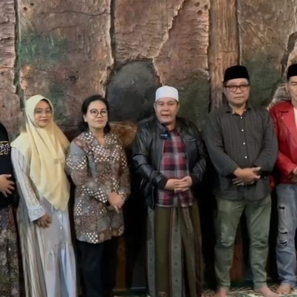 Gus Faris bersama bakal pasangan calon Agustina Wilujeng dan Iswar Aminuddin serta Ketua PGN, Iwan Cahyono. Foto: Dok. Tim Jaguar