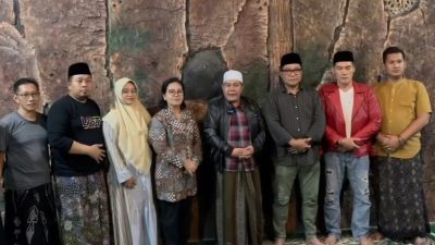 Gus Faris bersama bakal pasangan calon Agustina Wilujeng dan Iswar Aminuddin serta Ketua PGN, Iwan Cahyono. Foto: Dok. Tim Jaguar