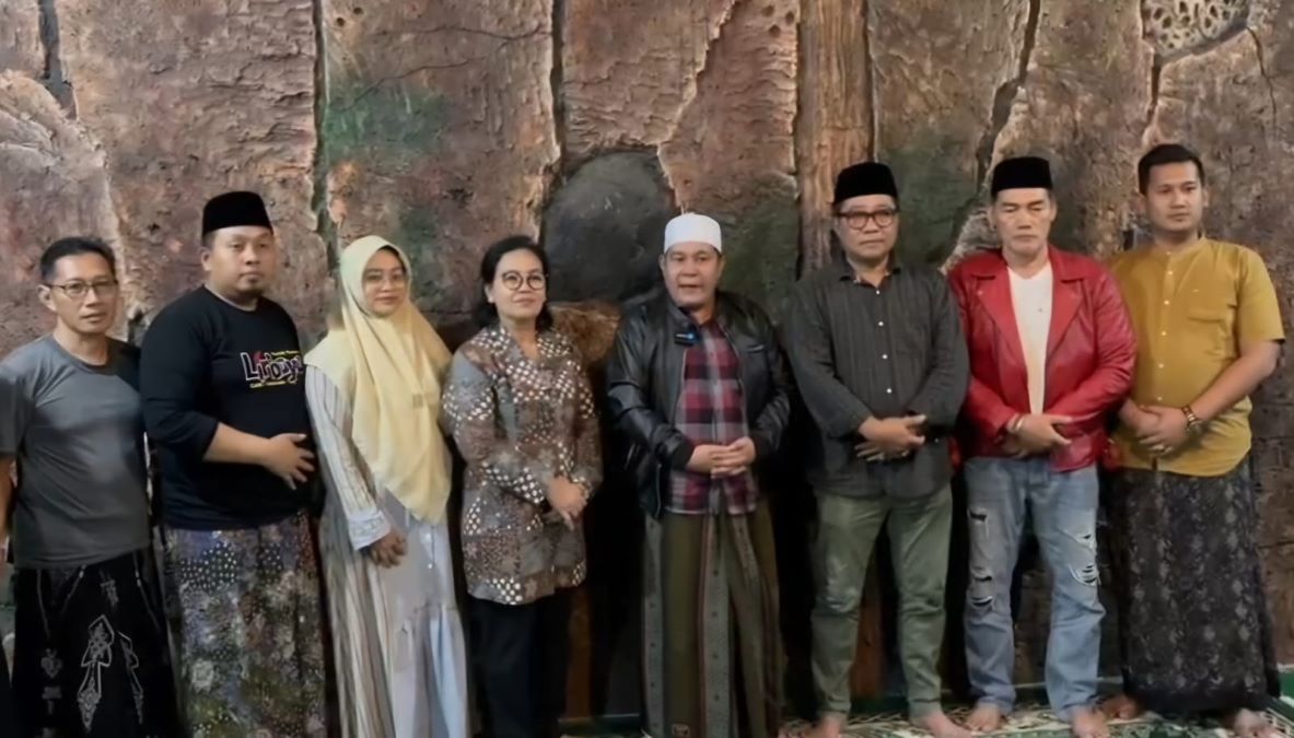 Gus Faris bersama bakal pasangan calon Agustina Wilujeng dan Iswar Aminuddin serta Ketua PGN, Iwan Cahyono. Foto: Dok. Tim Jaguar