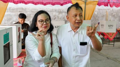Agustina Wilujeng menyalurkan hak suara di TPS 10 Gedawang. Foto: Dok. Tim Jaguar