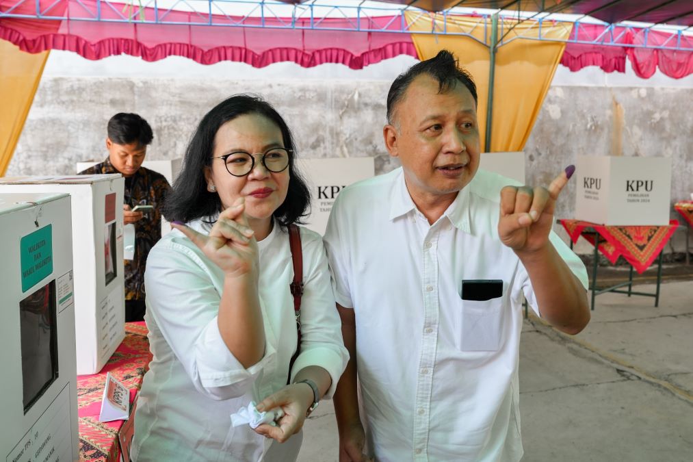 Agustina Wilujeng menyalurkan hak suara di TPS 10 Gedawang. Foto: Dok. Tim Jaguar