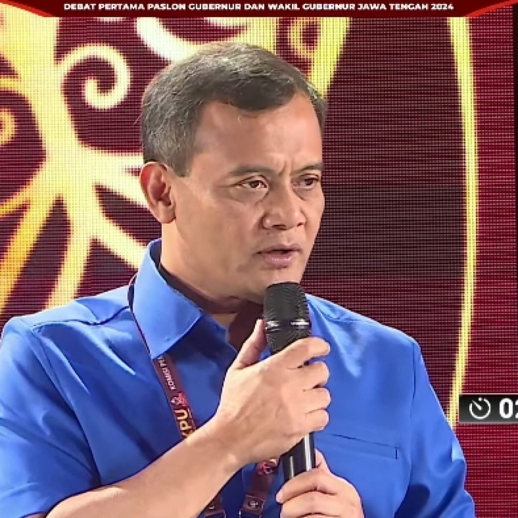 Calon Gubernur Jateng nomor urut 2, Ahmad Luthfi dalam debat perdana Pilgub Jateng 2024 di Marina Convention Center, Rabu (30/10/2024) malam. Foto: Tangkapan Layar YouTube KPU Jateng