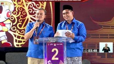 Pasangan Ahmad Luthfi-Taj Yasin menyampaikan visi misi dalam debat perdana Pilgub Jawa Tengah 2024 di Marina Convention Center, Rabu (30/10/2024). Foto: Tangkapan Layar YouTube KPU Jateng