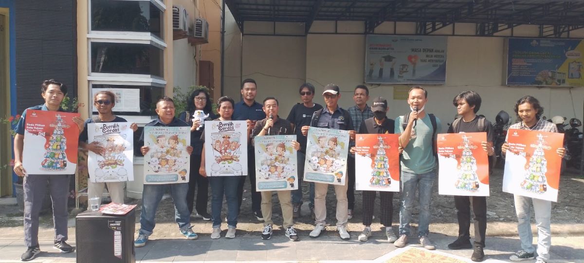 TUTURPEDIA - PWI Blora dan KPU Turun ke Jalan untuk Ajak Masyarakat Gunakan Hak Pilih dalam Pemilu 2024