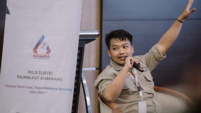 Supervisor Riset Aksara, Reyhan Maulana saat memaparkan hasil Pilwakot Semarang 2024. Foto: Dok. Pemkot Semarang