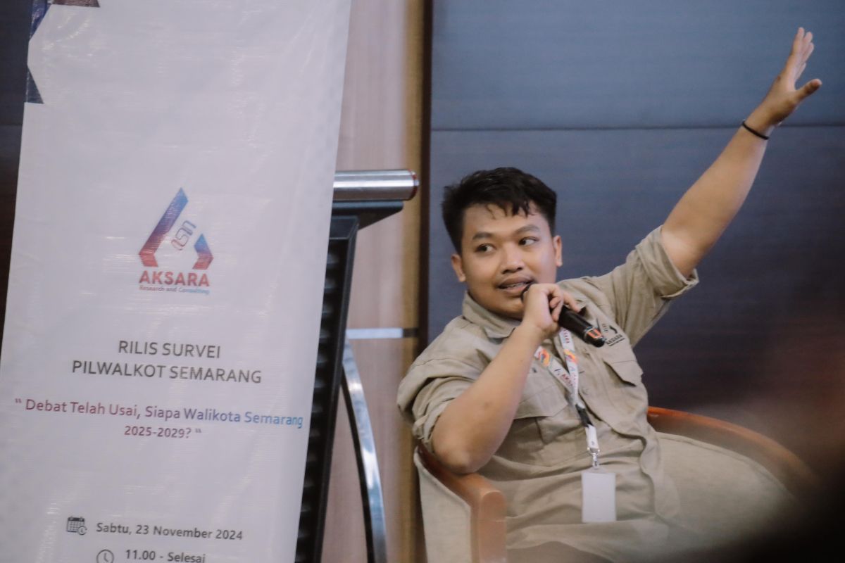 Supervisor Riset Aksara, Reyhan Maulana saat memaparkan hasil Pilwakot Semarang 2024. Foto: Dok. Pemkot Semarang