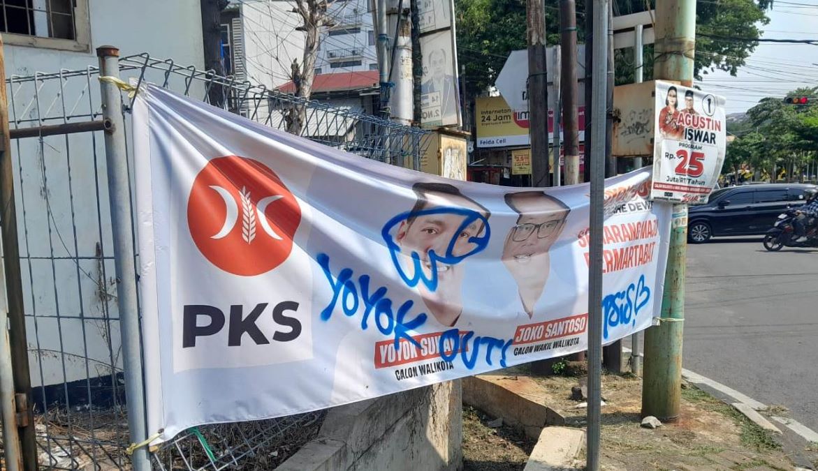 Perusakan baliho calon Wali Kota dan Wakil Wali Kota Semarang nomor urut 2, Yoyok Sukawi-Joko Santoso (Yoyok-Joss). Foto: Istimewa