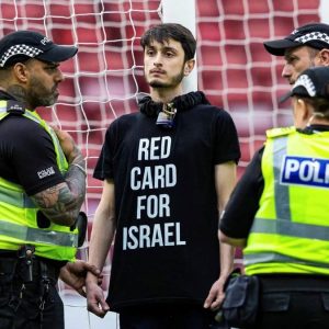 Aksi Pro-Palestina, Pria Rantai Dirinya di Gawang Bikin Pertandingan Skotlandia Vs Israel Sempat Tertunda