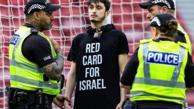 Aksi Pro-Palestina, Pria Rantai Dirinya di Gawang Bikin Pertandingan Skotlandia Vs Israel Sempat Tertunda