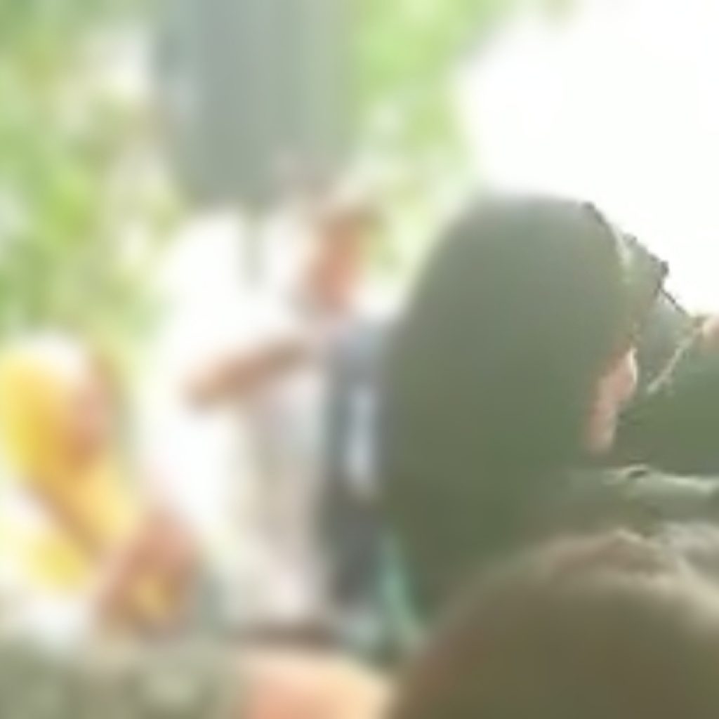 Kades Japah klarifikasi soal aksi bagi-bagi kaos di Blora. Foto: Tangkapan Video Warga, dok. Lilik Yuliantoro