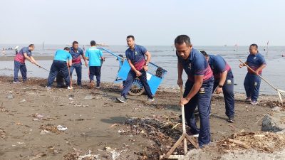 Aksi bersih-bersih yang dilakukan Bakamla Semarang di Pantai Tirang. Foto; Dok. Alan Henry Pambuko
