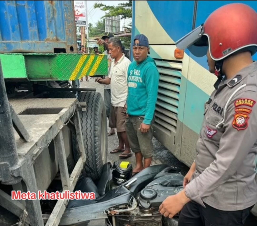 TUTURPEDIA - Viral! Aksi Heroik Bripda Novandro, Polisi yang Relakan Motornya Hancur untuk Cegah Kecelakaan Beruntun 