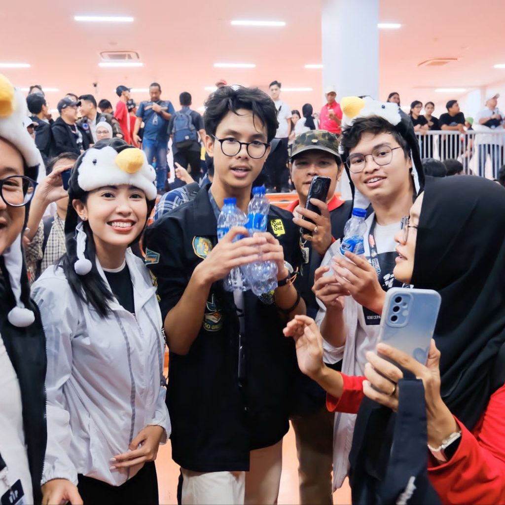 TUTURPEDIA - Alam Ganjar dan Pasukan Tim Penguin Lakukan Bersih-bersih Sampah Plastik Usai Kampanye Akbar 