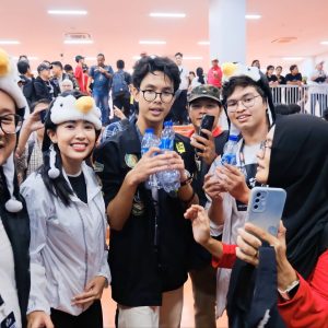 Alam Ganjar dan Pasukan Tim Penguin Lakukan Bersih-bersih Sampah Plastik Usai Kampanye Akbar 