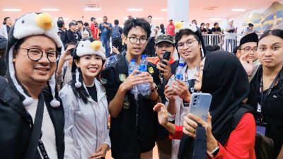 TUTURPEDIA - Alam Ganjar dan Pasukan Tim Penguin Lakukan Bersih-bersih Sampah Plastik Usai Kampanye Akbar 