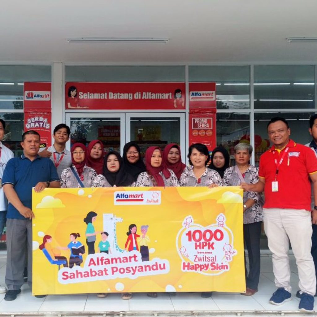 Alfamart bersama Zwitsal beri layanan kesehatan posyandu dan edukasi kesehatan kulit bayi. Foto: Istimewa