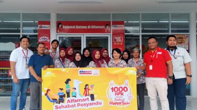 Alfamart bersama Zwitsal beri layanan kesehatan posyandu dan edukasi kesehatan kulit bayi. Foto: Istimewa