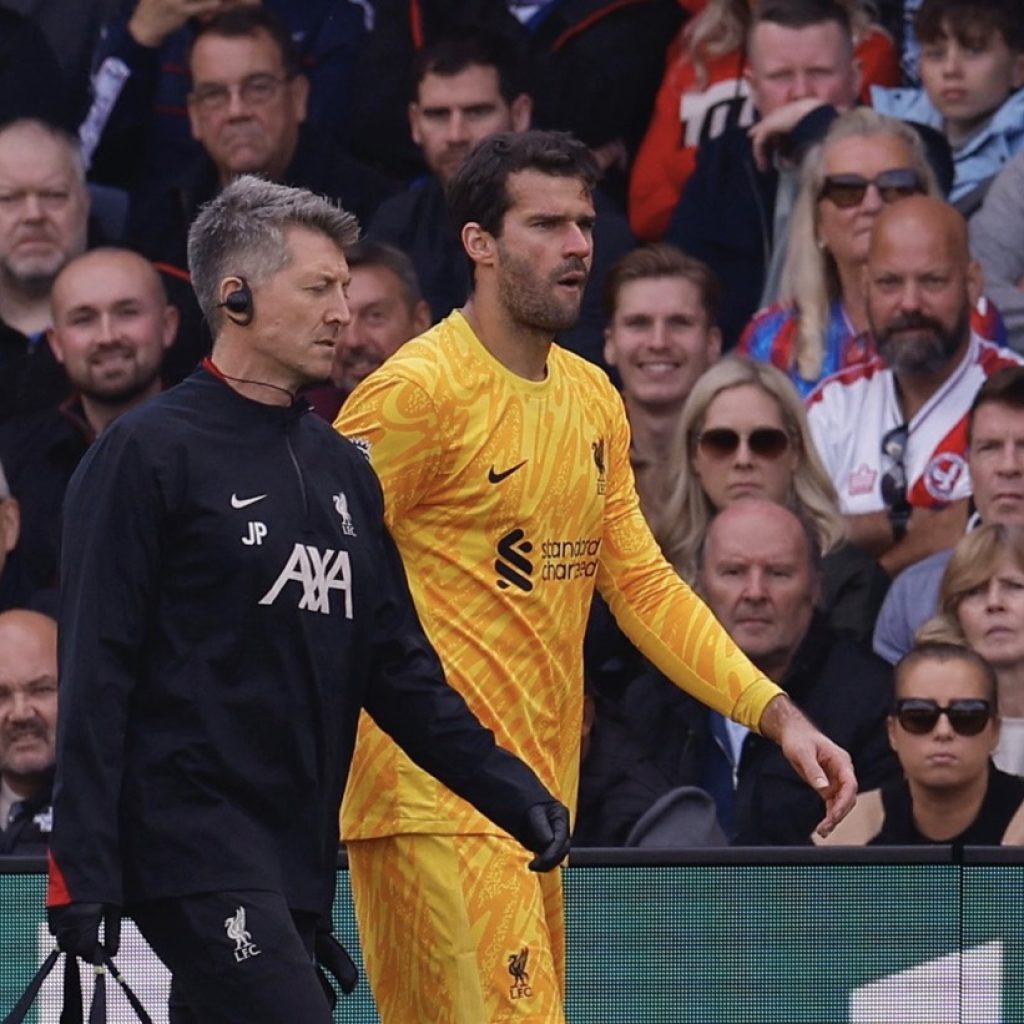 Alisson Becker cedera hamstring. Foto: x.com/premierleague