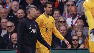 Alisson Becker cedera hamstring. Foto: x.com/premierleague