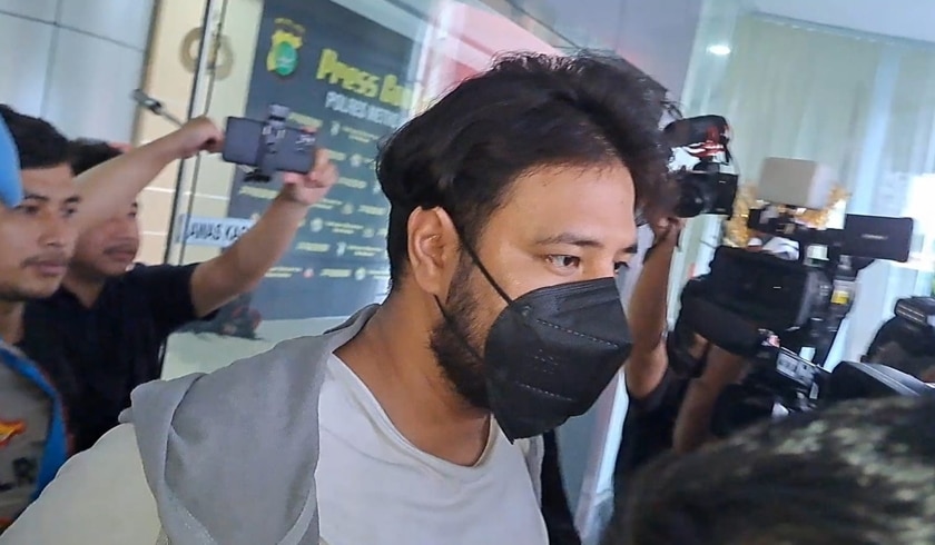 Ammar Zoni menjalani pemeriksaan kesehatan usai ditetapkan sebagai tersangka. Foto: PMJ News