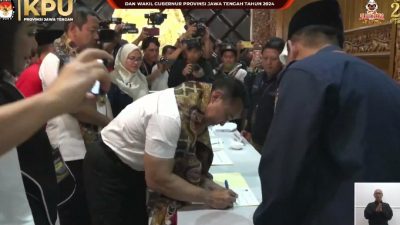 TUTURPEDIA - Andika Perkasa-Hendrar Prihadi Jadi yang Pertama Mendaftar Pilgub Jateng ke KPUD