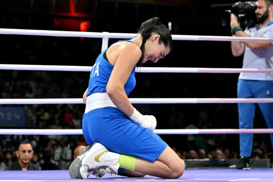 Angela Carini mundur dari laga Olimpiade 2024 usai kalah oleh petinju Imane Khelif. Foto: x.com/S_Andreoni