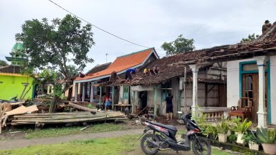 TUTURPEDIA - Dalam Hitungan Detik, Angin Puting Beliung Porak-porandakan Rumah Warga di Sumberagung Weleri