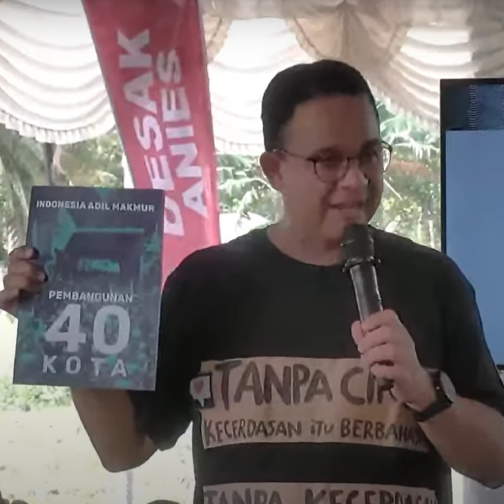 Anies menunjukkan buku panduan pembangunan 40 kota di Desak Anies Gorontalo. Foto: Tangkapan Layar YouTube Anies Baswedan