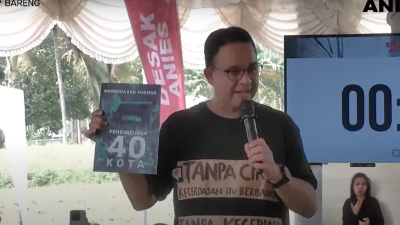 Anies menunjukkan buku panduan pembangunan 40 kota di Desak Anies Gorontalo. Foto: Tangkapan Layar YouTube Anies Baswedan