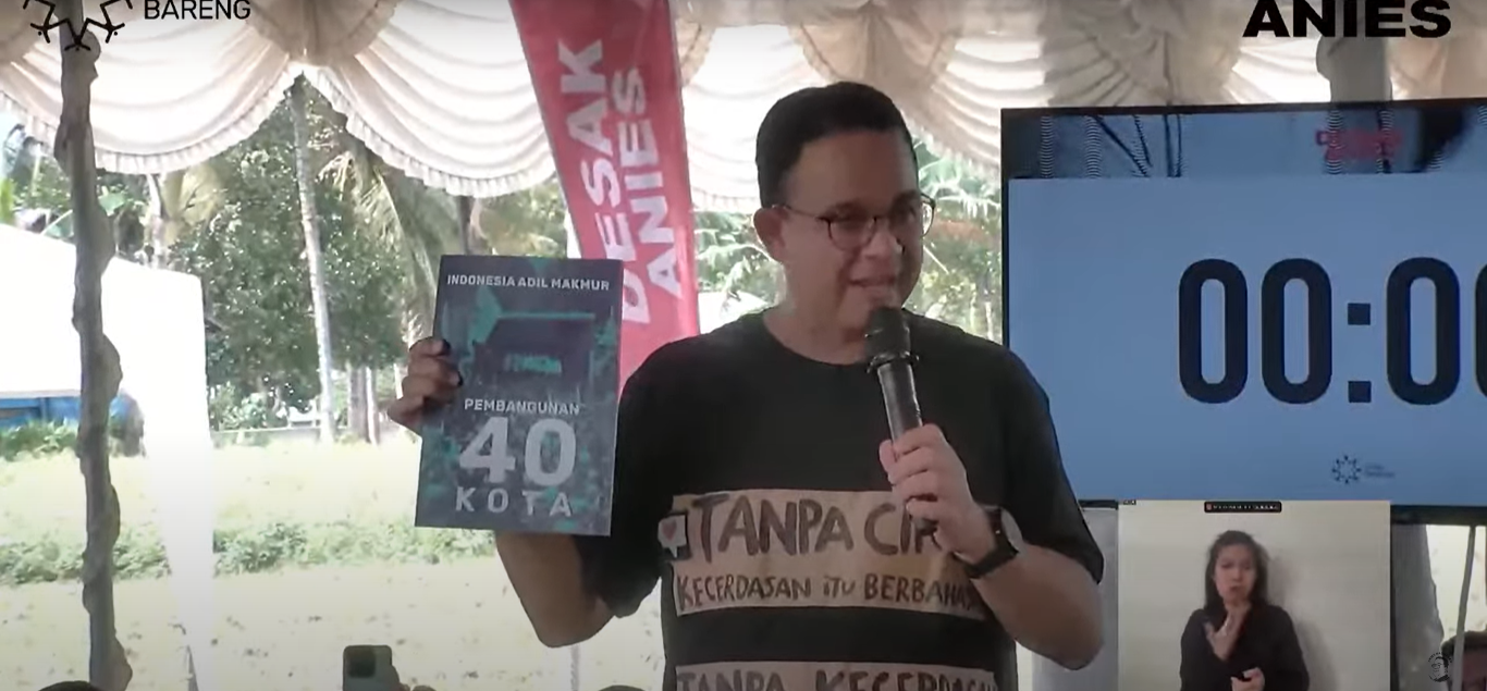 Anies menunjukkan buku panduan pembangunan 40 kota di Desak Anies Gorontalo. Foto: Tangkapan Layar YouTube Anies Baswedan