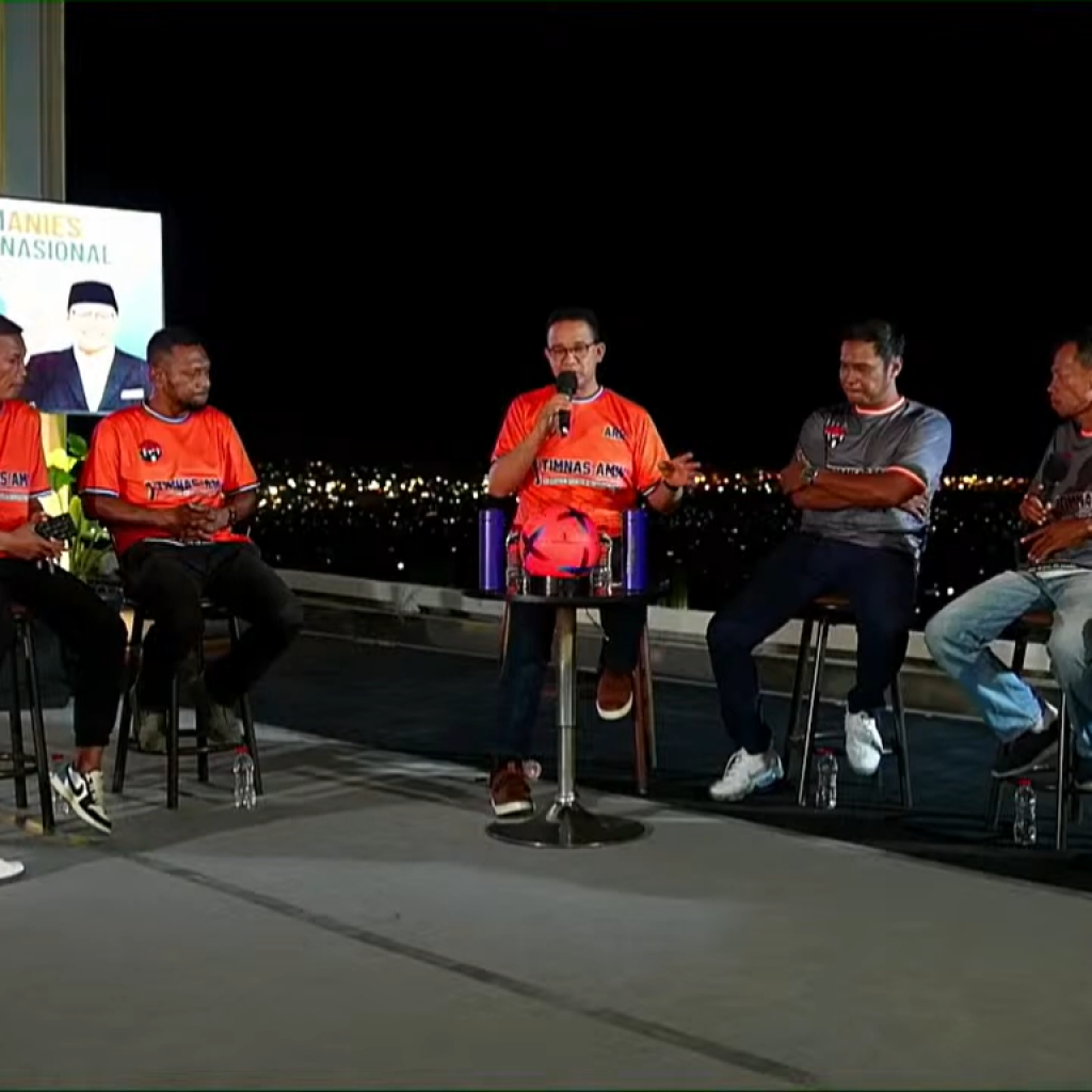 Anies hendak bangun lapangan sepak bola berstandar FIFA. Foto: Tangkapan Layar YouTube Anies Baswedan