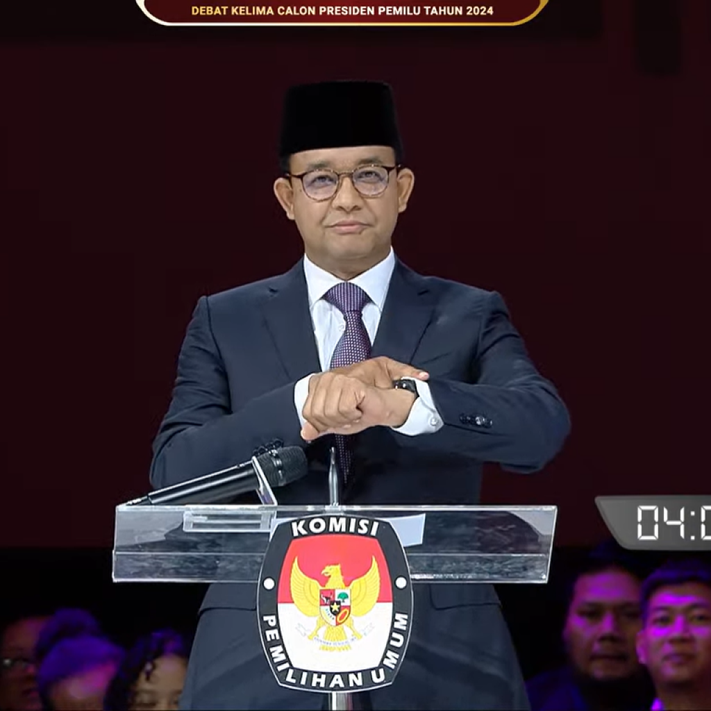 Arti dari bahasa isyarat yang ditampilkan Anies saat debat capres 2024. Foto: Tangkapan Layar YouTube KPU RI