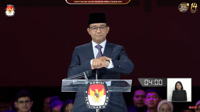 Arti dari bahasa isyarat yang ditampilkan Anies saat debat capres 2024. Foto: Tangkapan Layar YouTube KPU RI