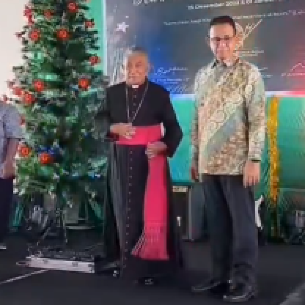 Anies Baswedan silaturahmi di Hari Raya Natal bersama Uskup Agung Pontianak. Foto: Tangkapan Layar x.com/Mdy_Asmara1701