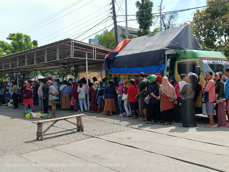 Ratusan masyarakat antre sembako murah di Blok T Blora. Foto: Dok. Lilik Yuliantoro