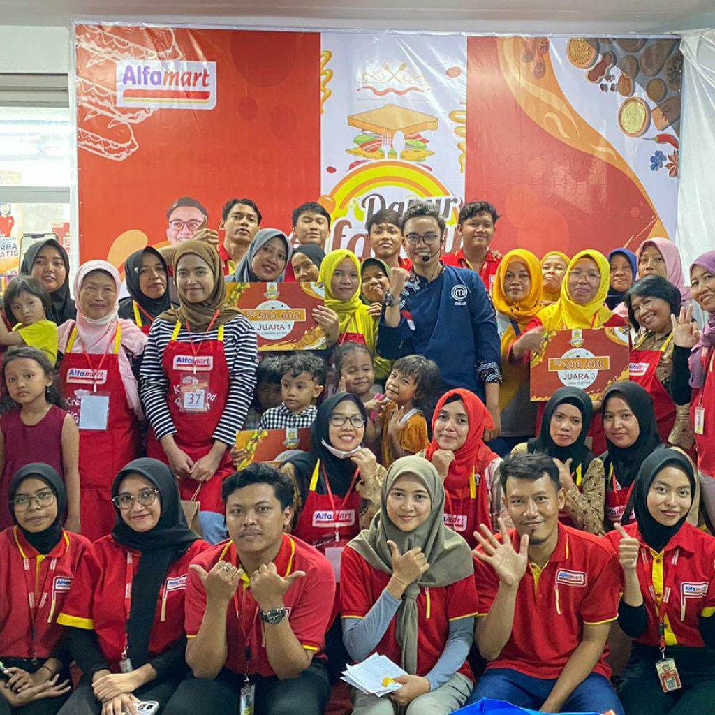 Antusiasme para peserta saat mengikuti demo masak yang diadakan Alfamart Mijen Baru. Foto: Istimewa