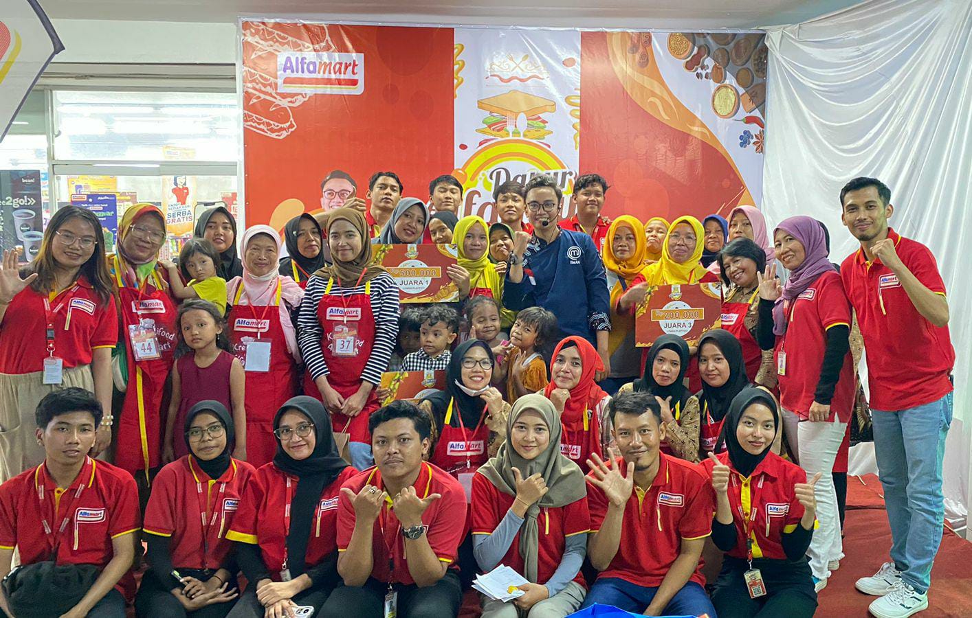 Antusiasme para peserta saat mengikuti demo masak yang diadakan Alfamart Mijen Baru. Foto: Istimewa